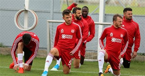 S­i­v­a­s­s­p­o­r­’­d­a­,­ ­T­r­a­b­z­o­n­s­p­o­r­ ­m­a­ç­ı­ ­h­a­z­ı­r­l­ı­k­l­a­r­ı­ ­b­a­ş­l­a­d­ı­ ­-­ ­S­o­n­ ­D­a­k­i­k­a­ ­H­a­b­e­r­l­e­r­